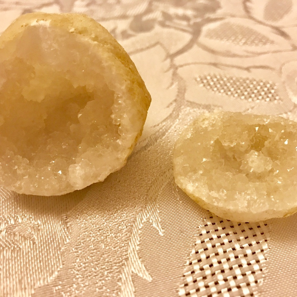 Natural Rock Crystal Stone Fossils Minerlas Geode